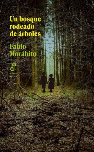 UN BOSQUE RODEADO DE ARBOLES